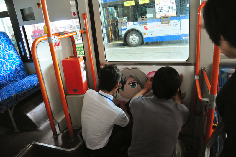 Illustration for article titled Watch as This Bus Is Covered in Glorious Nerd